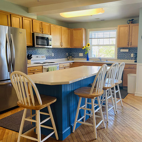 Condo in Downtown Dewey, Steps to the Beach – Sleeps 14